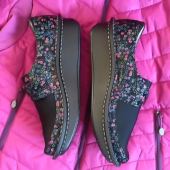 New In Box! Alegria Women's Black Floral Shoes Size 39 - Picture 3 of 10